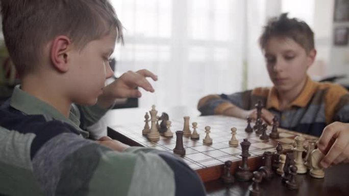 小男孩一起下棋视频素材国际象棋活动棋艺