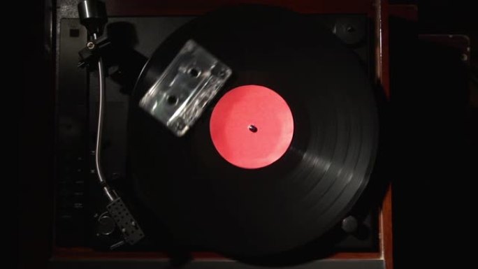 盒式磁带和乙烯基音乐光盘的复古概念转盘和带旋转的乙烯基唱机的俯视图