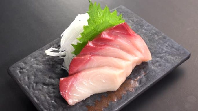 日本食物切片鱼生鱼片晚餐在转盘上。