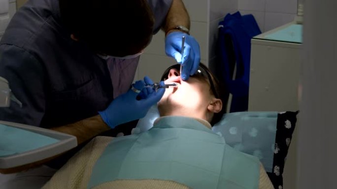 经验丰富的牙科医生进行麻醉注射