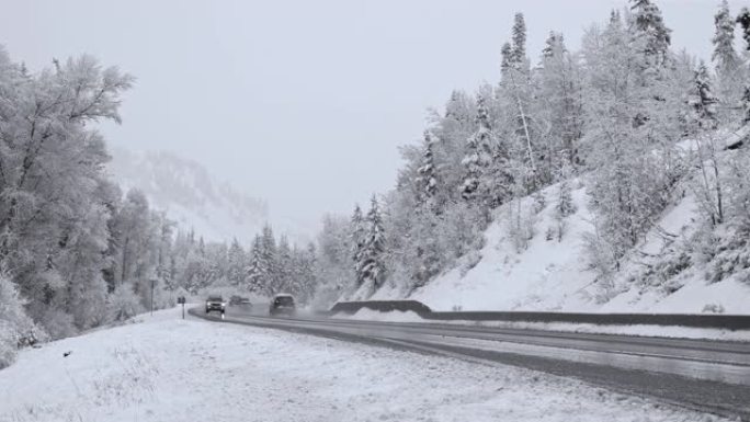 科罗拉多州山区高速公路降雪下危险驾驶