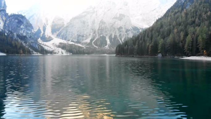 空中无人机镜头可以看到意大利欧洲著名的多洛米蒂山峰雄伟的湖泊景观。4k分辨率的雄伟景观和美丽世界