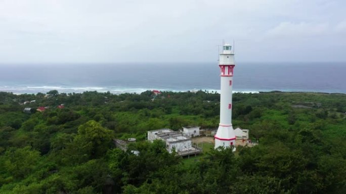一个大岛上的白塔灯塔，俯视图