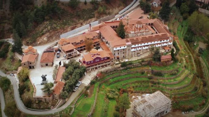 塞浦路斯山区Machairas修道院的鸟瞰图。绿色自然景观中古宗教地中海建筑的美丽景色