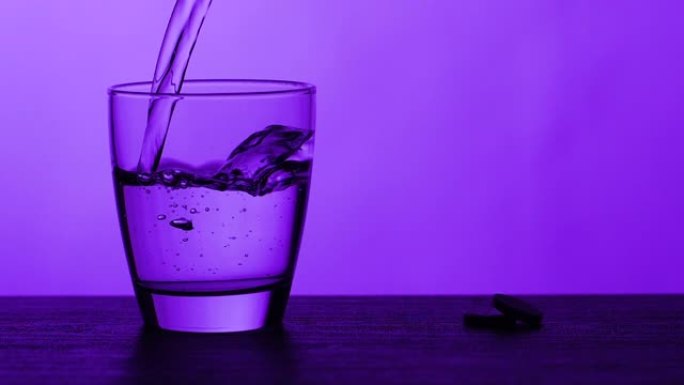 倒水玻璃-紫色背景，慢动作