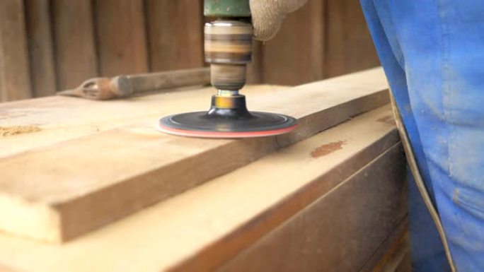 工人手中的木工工具特写。木匠在他的车间工作。工匠加工一些木制产品的工件。木屑飞来飞去的木匠工作场所景