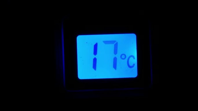 间歇泉水加热温度的电子板。温度计。技术。视频。