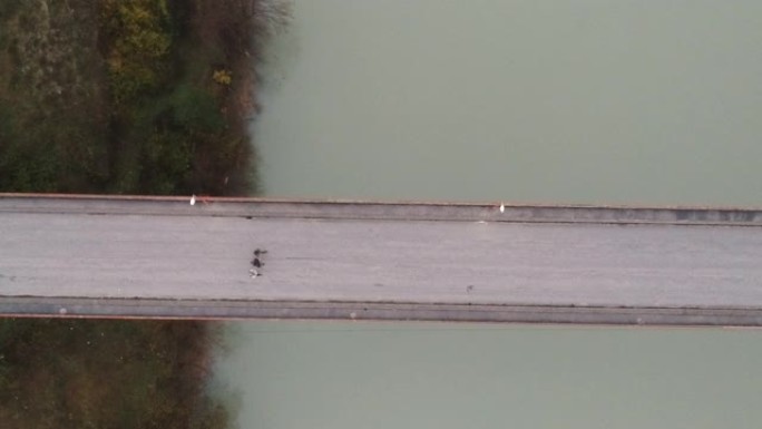 在波斯尼亚的桥上走过