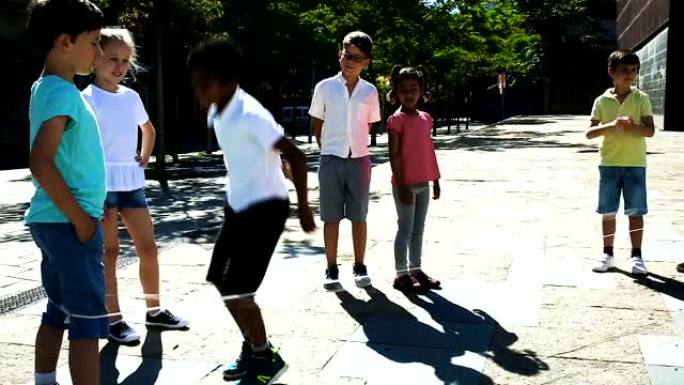 精力充沛的孩子在弹性跳绳上玩耍和跳跃