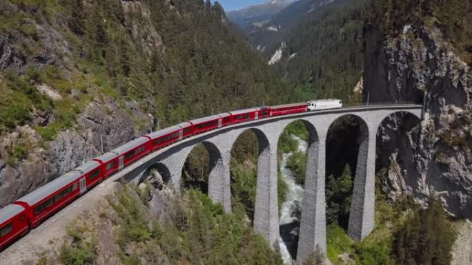 瑞士格劳宾登州著名的兰德瓦瑟高架桥 (Landwasser Viaduct) 上的火车空中全景。