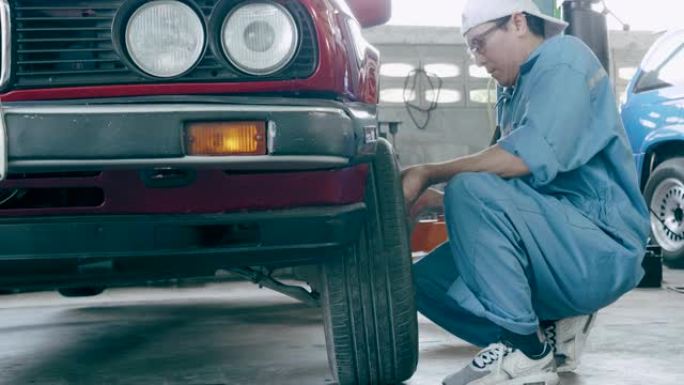汽车维修库存视频中更换轮胎的机械师