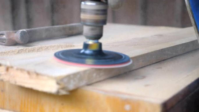 专业工人手中的木工工具特写。在车间加工木材的面目全非的木匠。慢动作细节视图