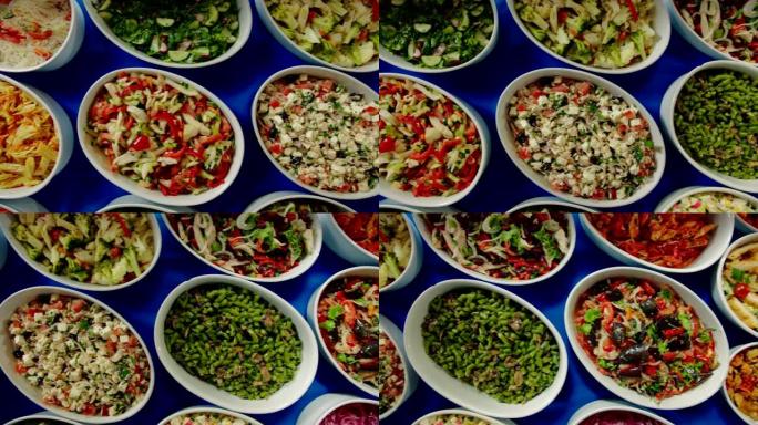 从上方看餐厅餐桌上的不同沙拉