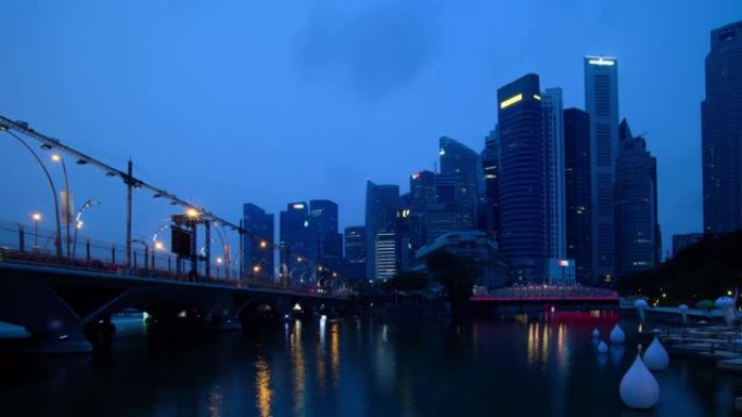 多莉拍摄了时间流逝的夜晚，到雾霾日，新加坡市中心金融大楼
