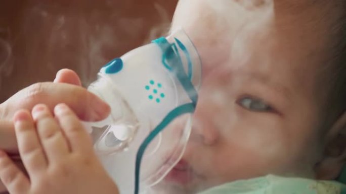 生病婴儿的雾化器治疗。