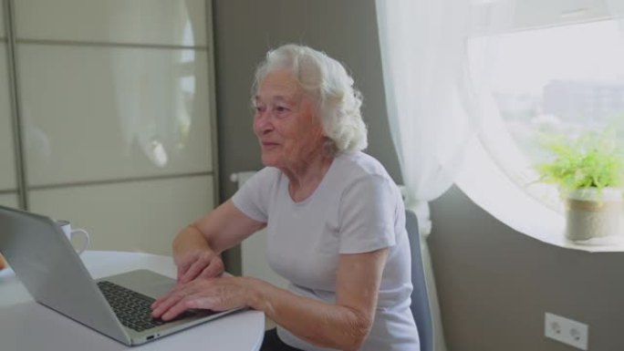 在笔记本电脑上进行视频通话的高级女性。