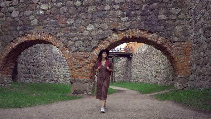 在拉脱维亚的城堡附近散步的女人