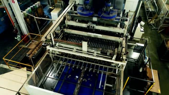造纸厂带蓝色传送带的机器