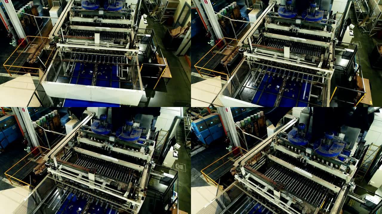 造纸厂带蓝色传送带的机器