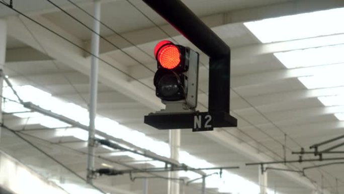 铁路交通信号灯红色停车灯的特写镜头。4K