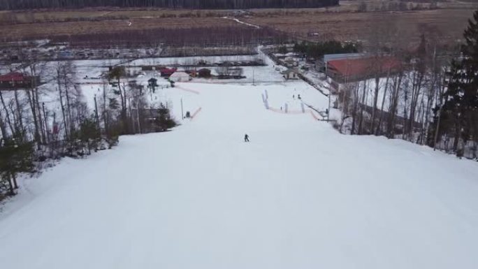 当地滑雪场下坡滑雪的鸟瞰图。滑雪缆车。俄罗斯，列宁格勒达斯卡亚州，圣彼得堡附近的Korobitsyn