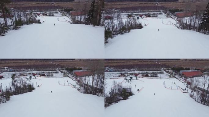 当地滑雪场下坡滑雪的鸟瞰图。滑雪缆车。俄罗斯，列宁格勒达斯卡亚州，圣彼得堡附近的Korobitsyn