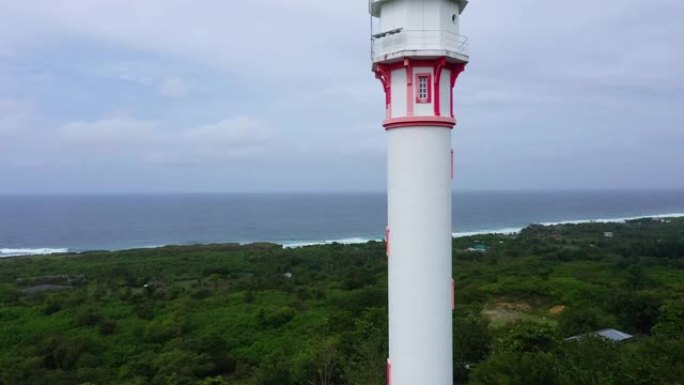 一个大岛上的白塔灯塔，俯视图