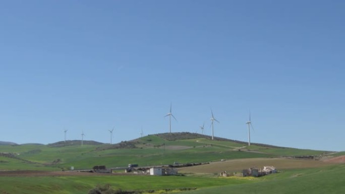 蓝天下的风力涡轮机景观