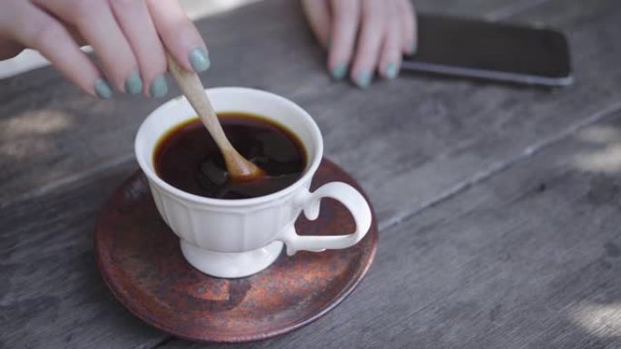 用勺子在杯子里用手操纵咖啡