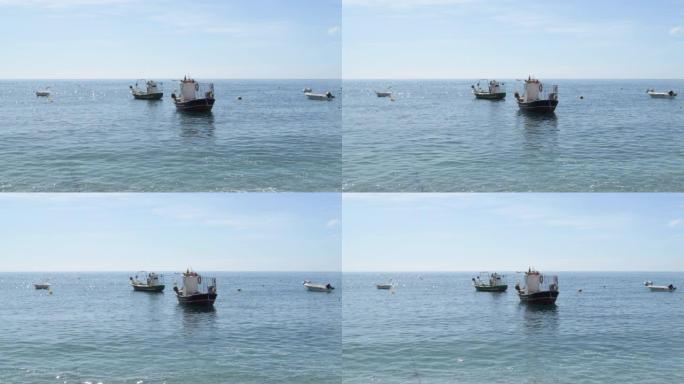停泊在西班牙卡拉本田平静海滩上的渔船
