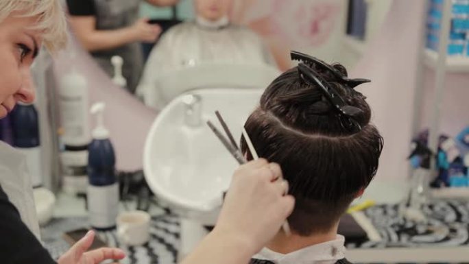 专业美发师女人给客户做湿头发发型