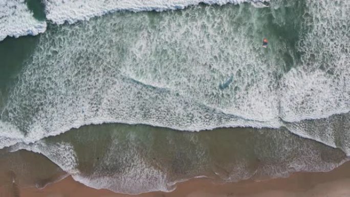 自上而下的空中无人机在海浪上拍摄风筝冲浪者和风帆冲浪者 (加利福尼亚州太平洋海岸公路Waddell 