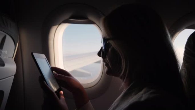 年轻女子在飞行中阅读电子书