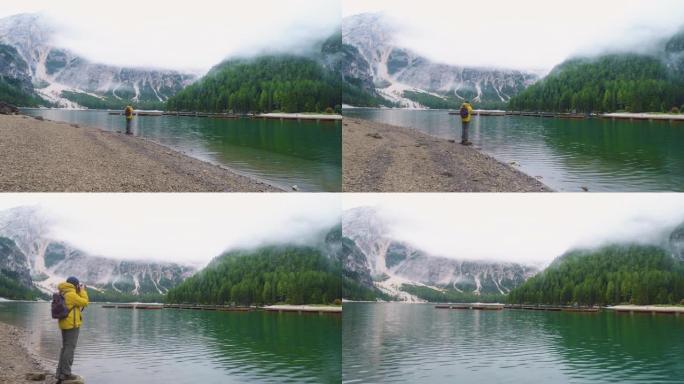 无人机射击。年轻的旅游徒步旅行者在意大利多洛米蒂山脉特伦蒂诺美丽的阿尔卑斯山拉戈迪布雷斯湖 (Pra