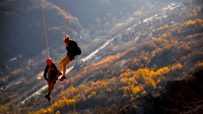 夫妻在山顶上的绳索登山队