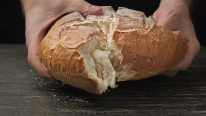 烹饪开胃面包。面包师手打碎自制面包。