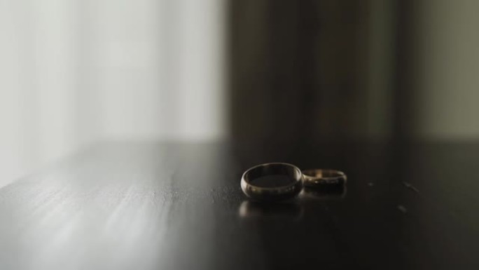 美丽的金色结婚戒指。婚礼当天