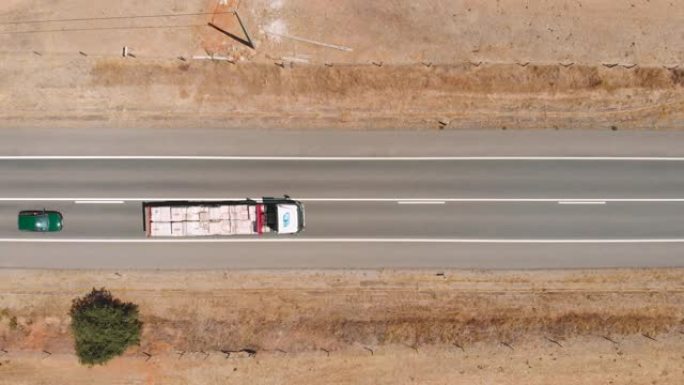 用卡车在沙漠公路上空飞行的俯视图