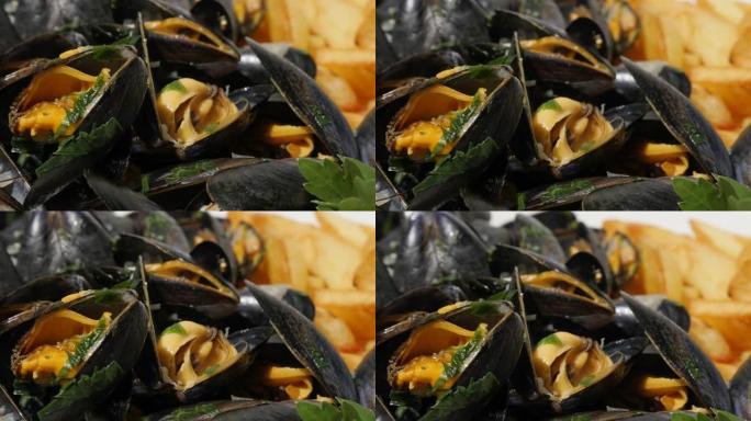煮熟的Mytilus edulis美味海产品和油炸切片背景4K