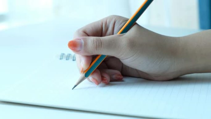 断铅笔，女人手按木笔在纸上。错误，不成功和完全的概念。