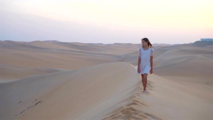 小女孩喜欢在阿拉伯联合酋长国沙漠中的沙丘度假