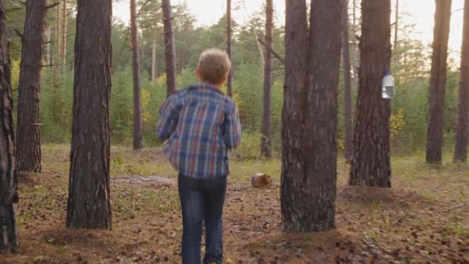 少年在美丽的森林中奔跑的后视