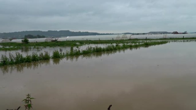 由于大雨导致大量水流，村庄，树木和淹没在洪水中