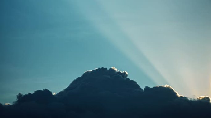 戏剧性的天空，云彩和太阳时间流逝