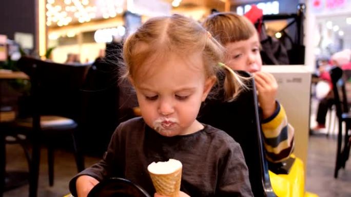小女孩开玩具车吃冰淇淋