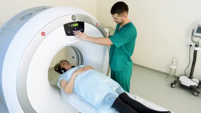计算机断层扫描或磁共振成像程序。老年女性患者接受医学检查。CT或MRI扫描。4K