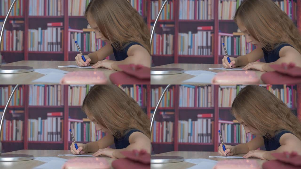 女学生用笔在书架背景纸上写字。学生女孩在舒适的办公室在家书柜背景下写作业。