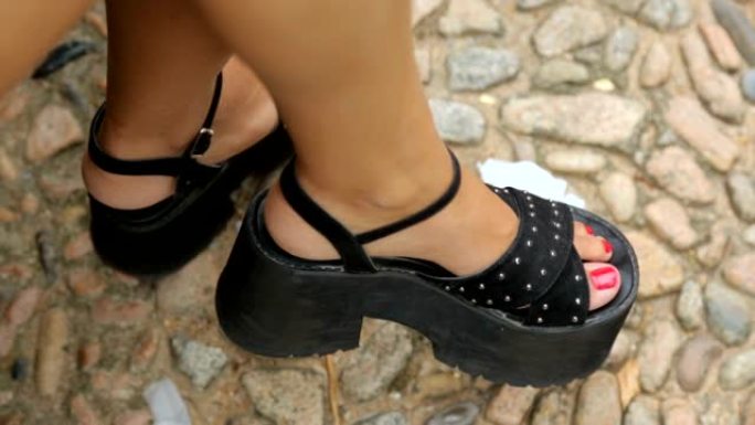 女式脚底黑色厚底鞋