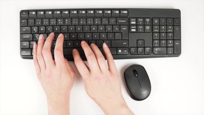 孤立的键盘打字。键盘打字