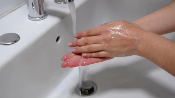 一个女人洗了很长时间的手